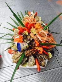 Realisation d'un plateau de fruits de mer par votre poissonnier sur Anglet